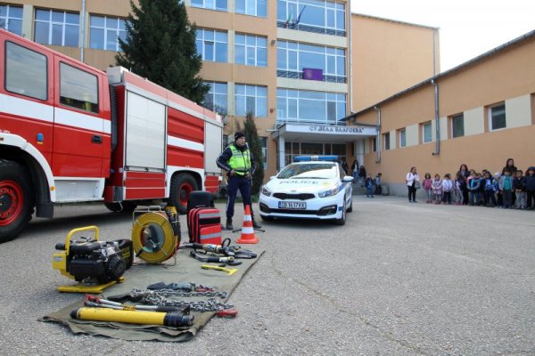 Екипи на &quot;Пътна полиция&quot;, ПБЗН и на БЧК представиха пред ученици от СОУ &quot;Вела Благоева&quot; специализирана техника, която се използва при тежки пътни инциденти. Поводът е Световният ден за възпоменание на жертвите на пътнотранспортни произшествия - 18 ноември. Снимка: БТА