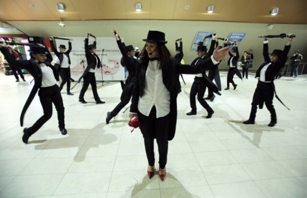 Флашмоб по повод Световния месец за превенция на рака на простатата се състоя на площадката на метростанция "Сердика" 2. Снимка: БТА