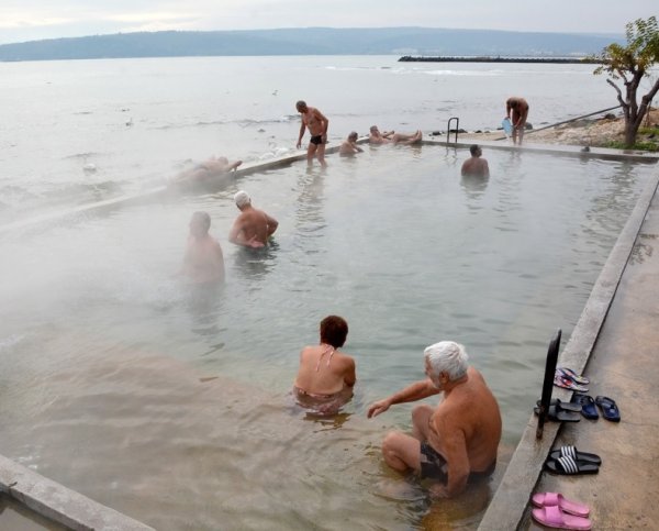 Въпреки ниските температури, много варненци посещават топлия минерален извор на крайбрежната алея. Лековитите свойства на водата са известни отдавна и привличат посетители. Къпането в морето след горещата вода е допълнителна екстра. Снимка: БТА