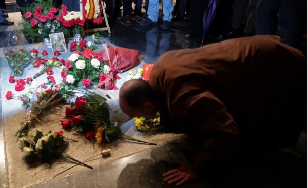 Мъж поднася цветя и целува плочата върху гроба на испанския диктатор Франциско Франко. Привърженици на генерала отбелязаха днес 43 години от неговата смърт. Снимка: БТА