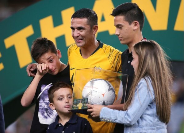 Легендата на австралийския футбол Тим Кейхил, в компанията на своите деца, след като изигра последния мач за родината си по време на контролата срещу Ливан в Сидни. Нападателят, който само след 2 седмици ще навърши 39 години, изигра 108 мача мача и отбеляза 50 гола за &quot;кенгурата&quot;. Снимка: БТА