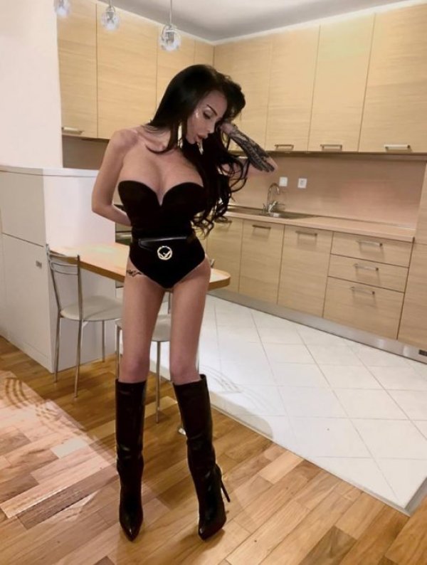 Деси Фотосесията - еротика ли е да я опишеш? Снимка: PR