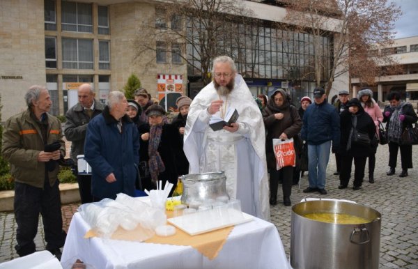 По традиция в Ловеч бе раздаден рибен курбан &ndash; за здраве и благоденствие. Никулденското ястие е осигурено от община Ловеч и приготвено от Домашния социален патронаж. То бе осветено от отец Любомир Казашки пред катедралния храм &quot;Св.св. Кирил и Методий&quot; в центъра на града. Снимка: БТА