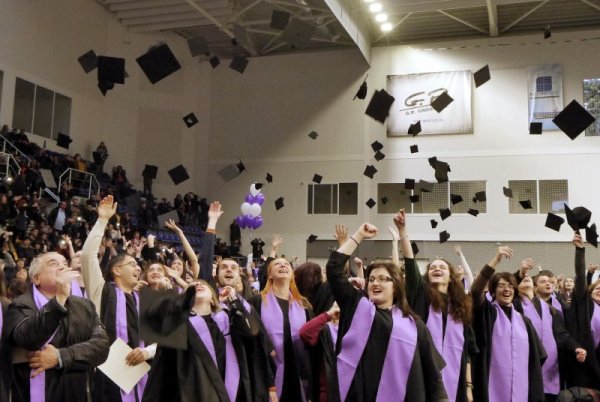 На тържествена церемония абсолвентите от шуменския университет "Епископ Константин Преславски" получиха своите дипломи. Снимка: БТА