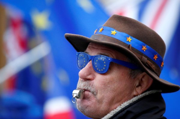 Мъж носи очила със знамето на ЕС по време на протест против Brexit в Лондон. Снимка: Reuters