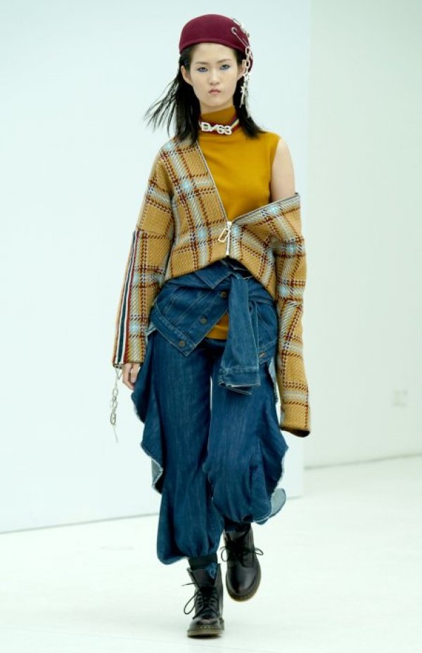 Манекенка представя тоалет по време на ревю в Китай. Снимка: БТА