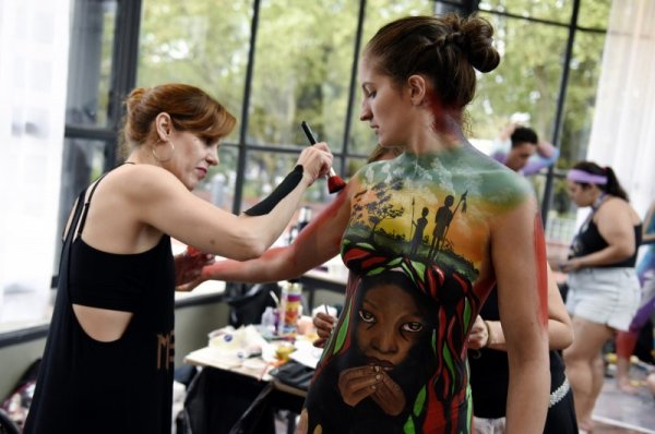 Художничка рисува модел по бодиарт в столицата на Уругвай Монтевидео. Снимка: БТА