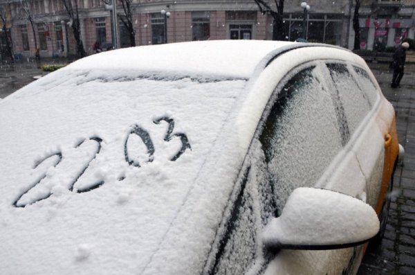 Бургазлии бяха изненадани от снеговалеж в града в самото начало на пролетта. Любител на точността дори отбеляза датата на автомобил, покрит със сняг. Снимка: БТА