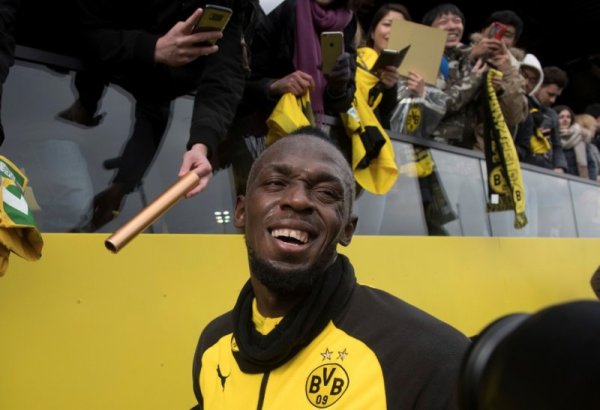 Най-бързият мъж на планетата &ndash; Юсейн Болт, се снима с фенове на Борусия Дортмунд след тренировка с отбора. Снимка: БТА