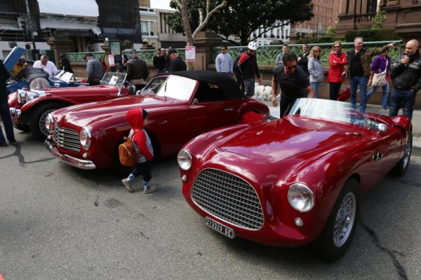 Посетители оглеждат ретро автомобили по време на фестивал по улиците на Лос Анджелис. Снимка: БТА