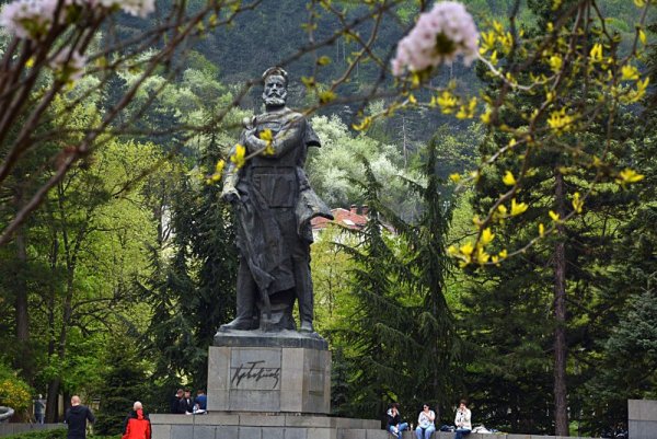 Прекрасен пролетен етюд от Враца и паметника на Христо Ботев. Снимка: БТА