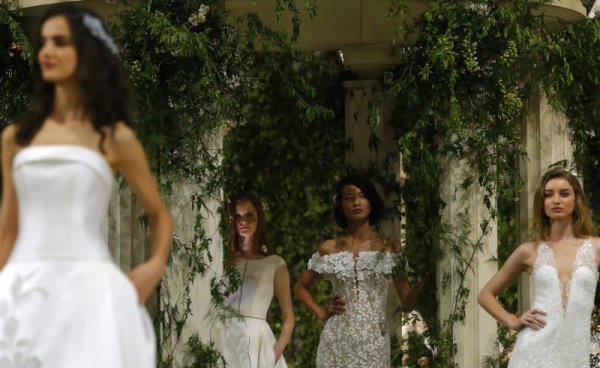 Модели представят сватбени рокли по време на модно ревю в Барселона. Снимка: БТА
