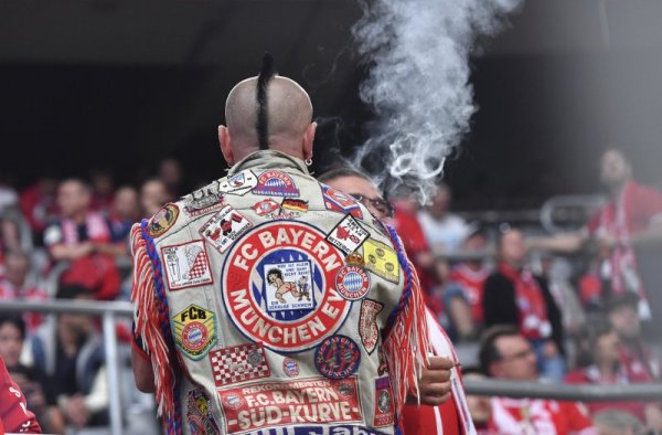 Колоритен фен на Байерн Мюнхен очаква началото на мача срещу Реал Мадрид от полуфиналите на Шампионската лига. "Баварците" загубиха като домакин с 1:2 от "Кралския клуб". Снимка: БТА