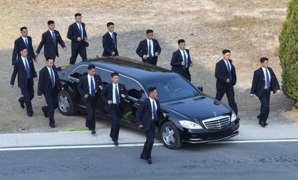 Охраната на лидера на КНДР Ким Чен Ун тича заедно с луксозната му лимузина по време на историческото посещение на лидера на Северна Корея в Южна Корея. Снимка: БТА
&nbsp;