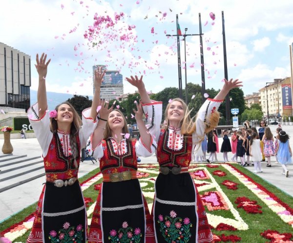 Представиха инсталация на първия по рода си &quot;Жив килим от български рози&ldquo; пред НДК. Събитието е част от културната програма на българското Председателство на съвета на ЕС. Снимка: Булфото