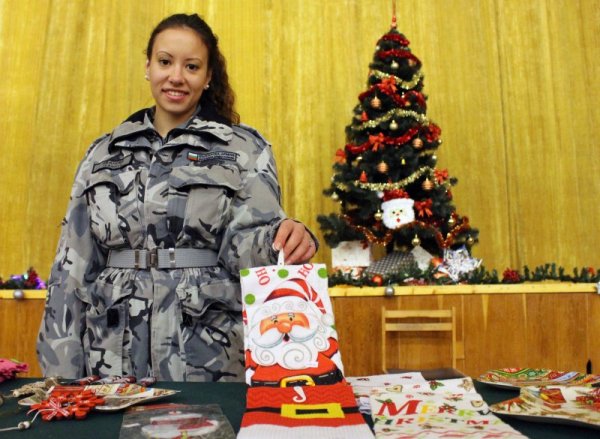 Благотворителен коледен базар беше открит в НВУ "Васил Левски" във Велико Търново. Със събраните средства ще бъдат подпомогнати нуждаещи се възпитаници на университета. Снимка: БТА