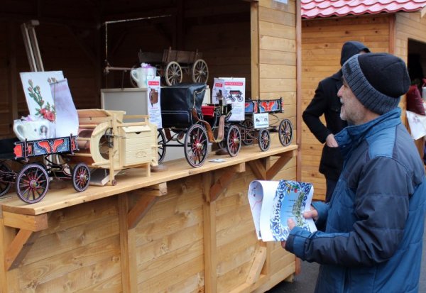 В градския парк на Ямбол се проведе съвместно събитие: "Туристически обекти в Одринския регион" от представители на Община Одрин, което цели да популяризира туристическия потенциал на общината. Жителите на Ямбол имат възможност да се запознаят с подготвените рекламни клипове за културно-исторически обекти на турския регион. Снимка: БТА