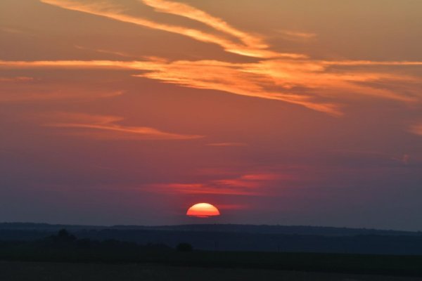 Красив залез в Лудогорието, над село Свещари, в най-дългия ден от годината. Снимка: БТА