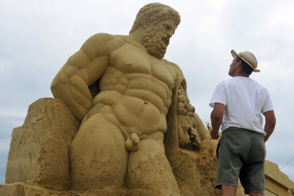 За 11&ndash;ти пореден път Бургас бе домакин на фестивала на пясъчните фигури. Снимка: БТА