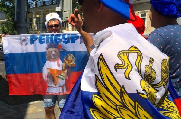 Руски фенове са в добро настроение преди последния мач на "Сборная" в груповата фаза на световното първенство срещу Уругвай. Снимка: Reuters
