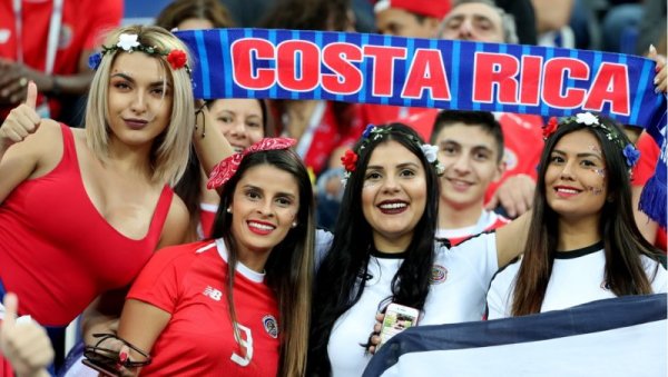 Красиви фенки на Коста Рика подкрепят националния отбор на своята страна по време на мача срещу Швейцария. Снимка: БТА
&nbsp;