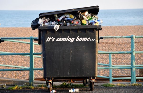 Разочаровани фенове на Англия в град Брайтън са напълнили с боклуци кош, облепен със станалия известен лозунт "It`s coming home", след загубата на своите любимци от Хърватия на Мондиал 2018. Снимка: Reuters