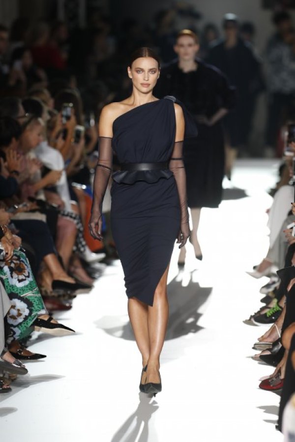 Популярната манекенка Ирина Шейк дефилира в Милано. Снимка: БТА