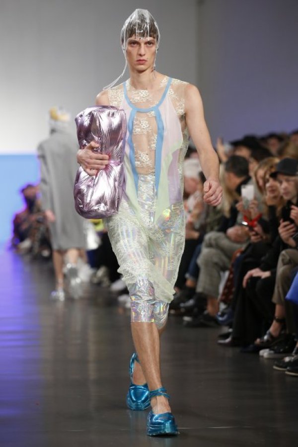 Част от модно ревю от Седмицата на модата в Париж. Снимка: БТА