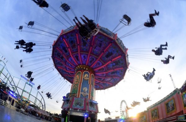 Деца и възрастни се забавляват на люлки по време на популярния бирен фестивал "Октоберфест" в Мюнхен. Снимка: БТА