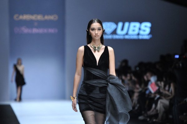 Манекенка дефилира по време на модно ревю в Джакарта, Индонезия. Снимка: БТА