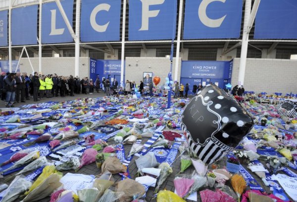 Фенове на английския футболен Лестър са отрупали с цветя траурен кът край "Кинг Паур Стейдиум" в памет на собственика на клуба Вишай Сривадханапрабха, който загина с още четирима човека при катастрофа на пътнически вертолет близо до стадиона. Снимка: БТА