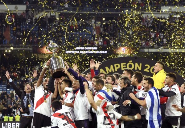 Футболистите на Ривър Плейт триумфират с Копа Либертадорес след победа след продължения на Бока Хуниорс. Мачът се игра на стадион "Сантиаго Бернабеу" в Мадрид. Снимка: БТА