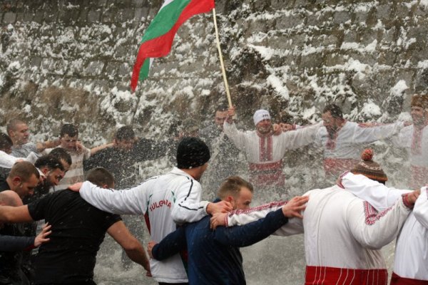 Празникът Богоявление бе отбелязан в Благоевград. За втора поредна година европейският шампион по таекуон-до Илиан Томанов, извади кръста от ледените води на река Благоевградска Бистрица. Ритуалът бе последван от мъжко хоро.&nbsp; Снимка: БТА