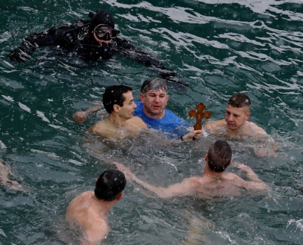 В Бургас 39 смелчаци скочиха в мразовитите морски води за спасяването на Светия кръст и най-бърз бе 21-годишният Йордан Господинов. Снимка: БТА