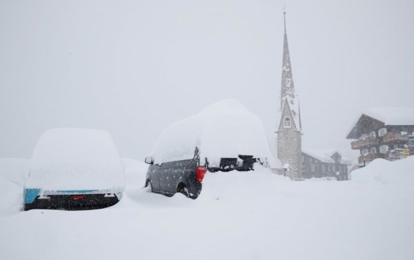 В румънската област Трансилвания, въпреки студовете, жителите успяха да се насладят на красиви природни картини и снежни скулптури.
Снимка: Reuters