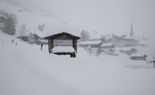Училищата в някои части на страната втори ден са затворени, а хората  са съветвани да чистят снега от покривите на къщите си, след като  няколко сгради рухнаха.
Снимка: Reuters