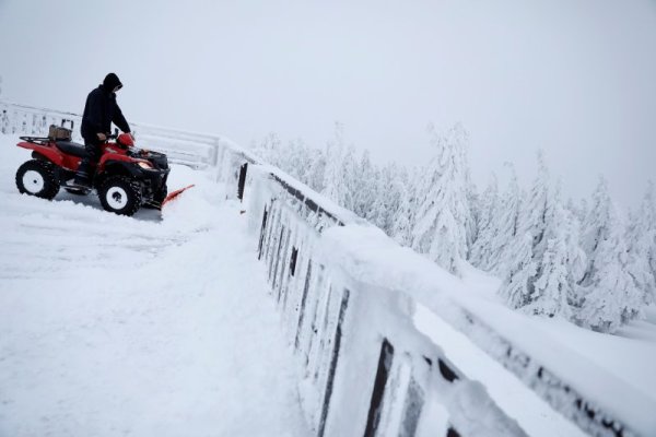 В същото време силни ветрове бушуват по балтийското крайбрежие на Полша, събаряйки дървета и вдигайки високи вълни.
Снимка: Reuters