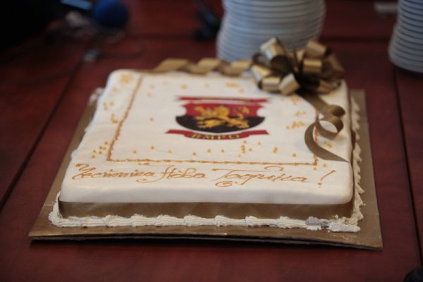 От ВМРО почерпиха за Нова година парламентарните репортери, оператори и фоторепортери с торта с логото на политическата сила. Бяха единствените.&nbsp; 
Снимка: Димитър Кьосемарлиев, Dnes.bg