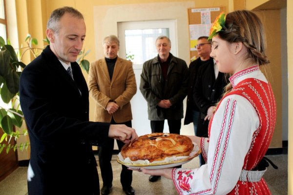 Министърът на образованието и науката Красимир Вълчев посети профилираната гимназия "Св. Климент Охридски" в Елхово. Снимка: БТА