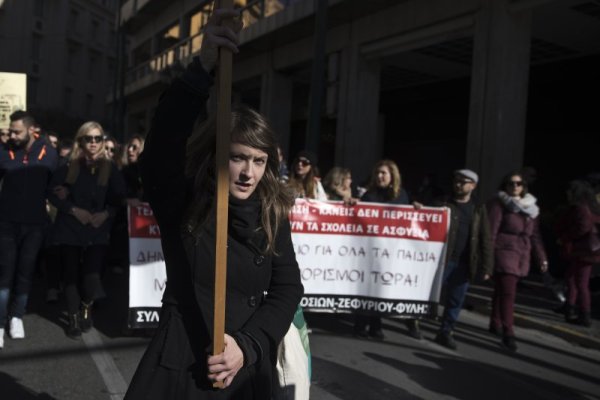 Стотици учители излязоха на протест по улиците на гръцката столица Атина. Снимка: БТА