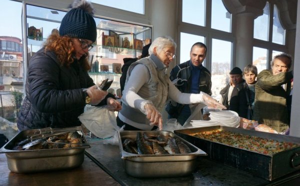Храм "Св. Атанасий" във Варна отбеляза своя храмов празник днес. Варненският и Великопреславски митрополит Йоан отслужи празнична архиерейска света литургия. По установена вече традиция след службата беше отслужен водосвет и се освети риба, която се раздава на всички присъстващи. Снимка: Булфото