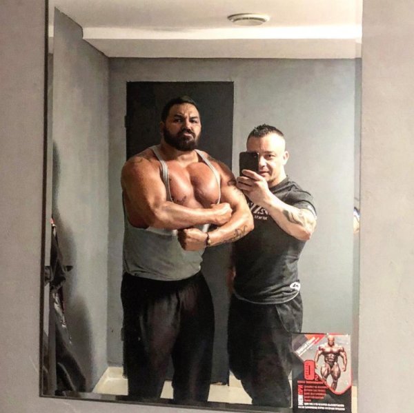 Фолкпевецът е напомпан като за състезание. Снимка: Instagram