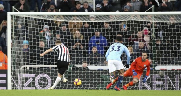 Играчът на Нюкасъл Мат Ричи отбелязва дузпа за своя отбор, с която &bdquo;свраките&ldquo; победиха шампиона Манчестър Сити в мач от Висшата лига. Снимка: БТА