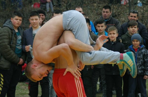 В местността Свети Трифон край Асеновград се проведе традиционния народен събор по случай празника Трифон Зарезан. В народните борби се включиха над 50 борци. Тук през целия ден скарите не спряха да пушат и за всички имаше червено вино. Снимка: БТА