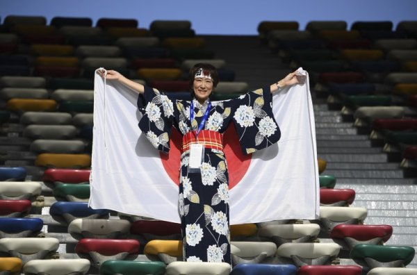 Японска фенка на футбола подкрепя своята страна преди финала на Купата на Азия между Япония и Катар. Снимка: БТА