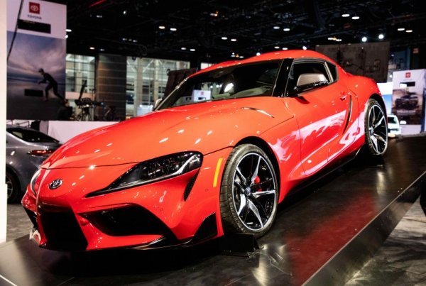 Новата Toyota Supra събира погледите на посетителите на автомобилния салон в Чикаго. Снимка: БТА