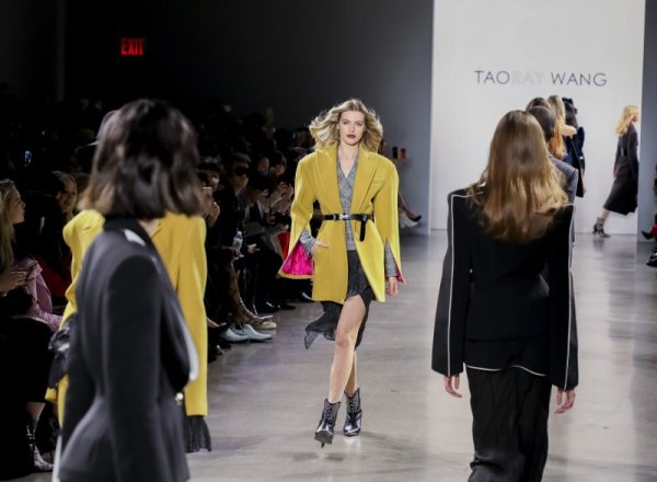 Модели дефилират по време на ревю на китайски дизайнер, част от Седмицата на модата в Ню Йорк. Снимка: БТА