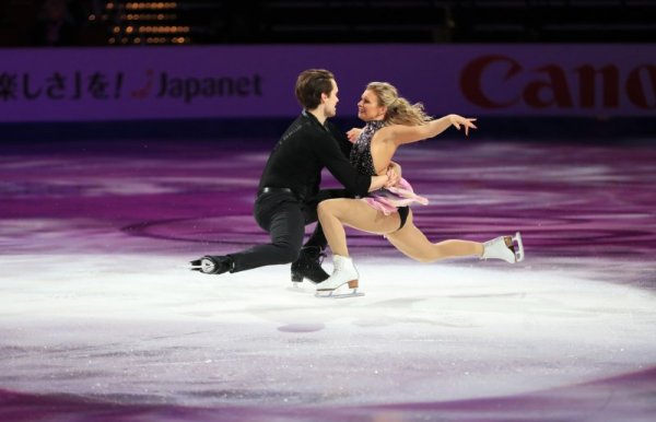 Канадските фигуристи Кирстен Муур-Тауърс и Майкъл Маринаро представят свой танц по време на галаконцерта след край на турнира по фигурно пързаляне Четирите континента. Снимка: БТА