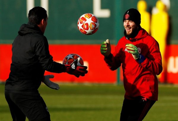 Вратарят на Манчестър Юнайтед Давид де Хеа тренира в настроение преди утрешния първи 1/8-финал от Шампионската лига между &quot;Червените дяволи&quot; и ПСЖ. Снимка: Reuters