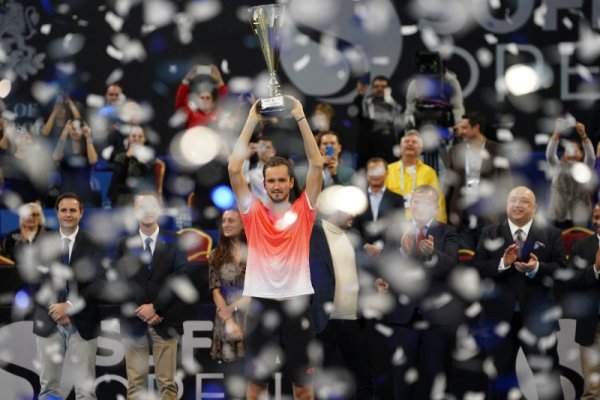 Световният номер 16 Даниил Медведев оправда статута си на фаворит  и спечели титлата на тенис турнира от сериите АТР 250 в София. На финала в неделя вечер той надви Мартон Фучович с 6:4, 6:3 за 83 минути игра. Снимка: Булфото